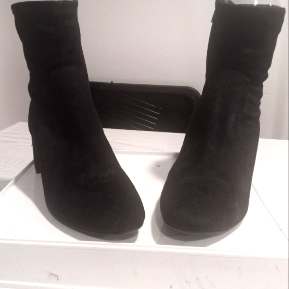 Comfortable black boots for women size 8 use in good condition